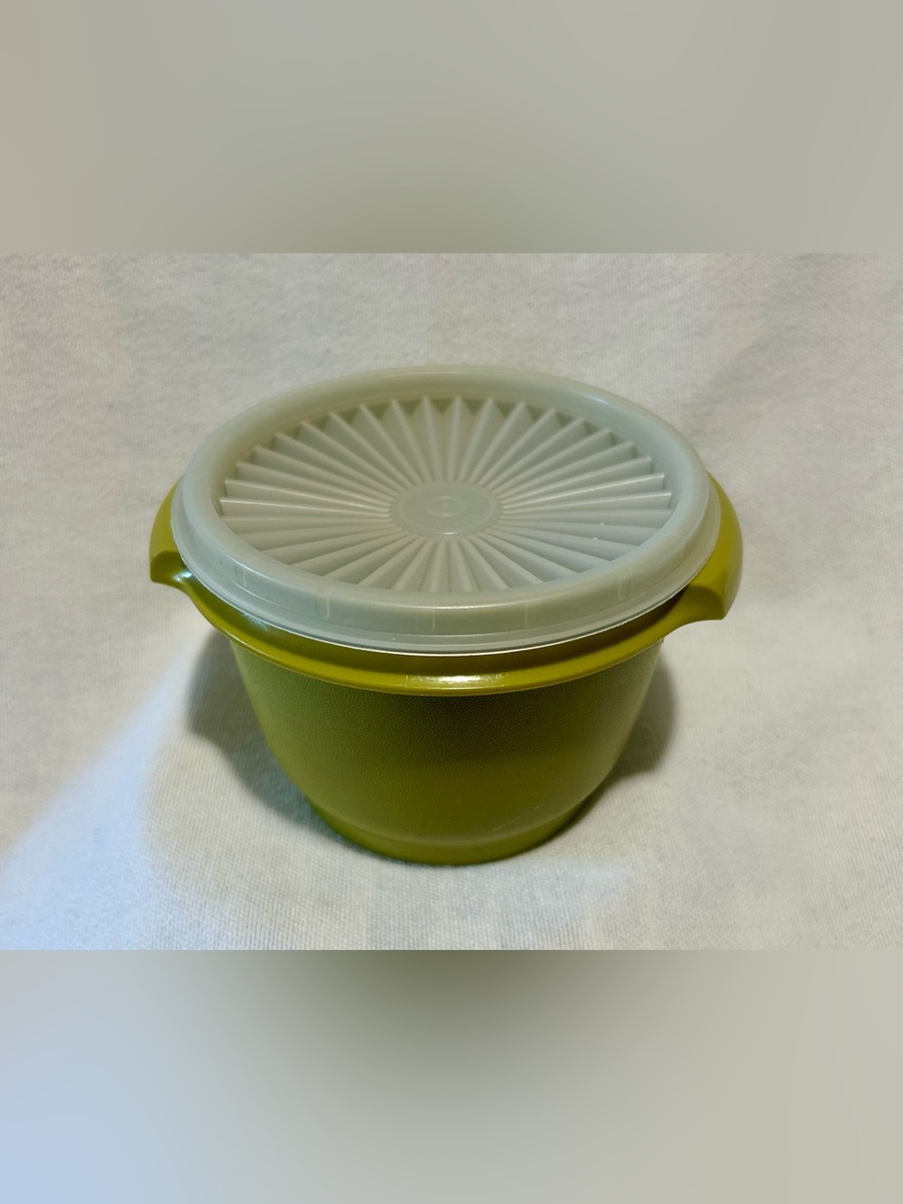 Vintage Tupperware Servalier Avocado Green Bowl w/ Starburst Lid 886-5